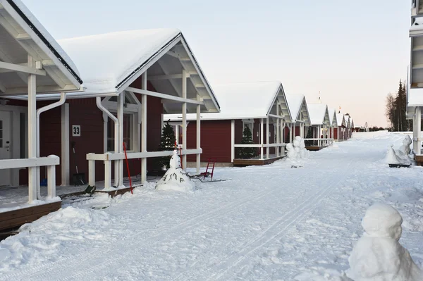Drewniany dom w Laponii w krajobraz zimowy — Zdjęcie stockowe