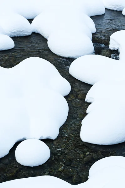 Горный ручей, снег зимой — стоковое фото