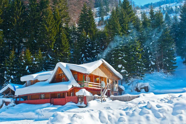 Berghütte bedeckt Schnee im Winter — Stockfoto