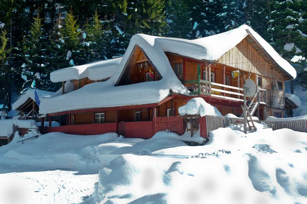 Berghütte bedeckt Schnee im Winter — Stockfoto