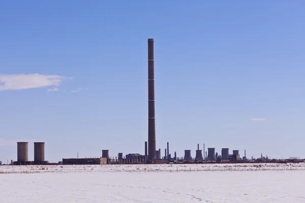 Industriële schoorsteen in winterlandschap — Stockfoto