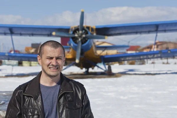 Portrait of a man near an old airplane — Stock Photo, Image