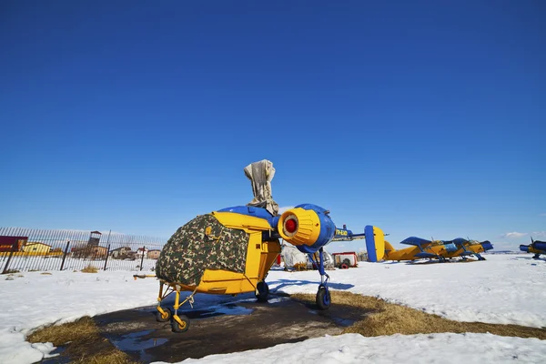 驻扎在冬季雪覆盖字段上的直升机 — 图库照片