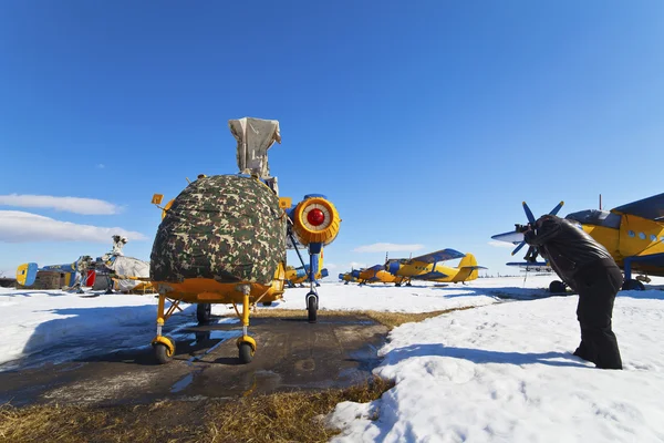 Kış aylarında karla kaplı alan üzerinde konuşlu helikopter — Stok fotoğraf
