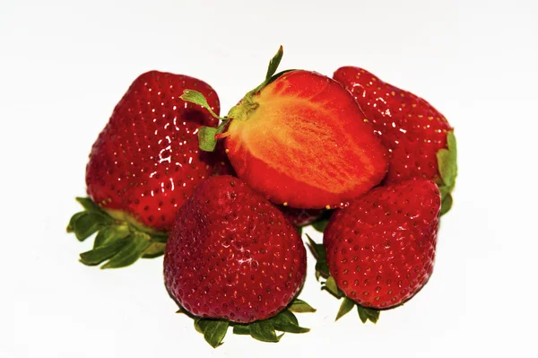 Couper et un autre autour d'une fraise isolée sur fond blanc — Photo