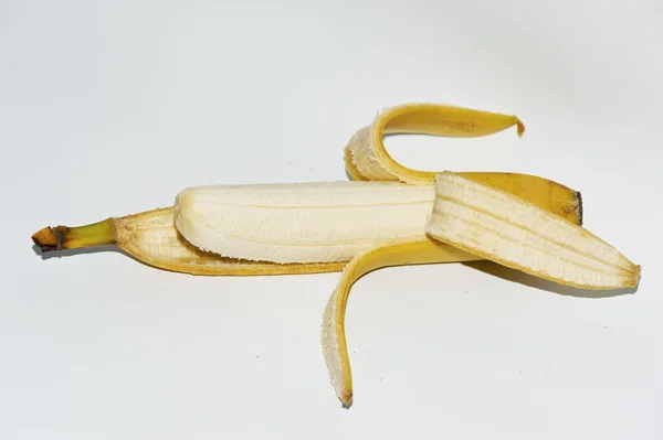 去皮的香蕉上白色卜辞隔离 — 图库照片