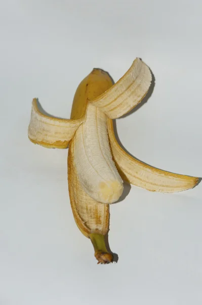 去皮的香蕉上白色卜辞隔离 — 图库照片