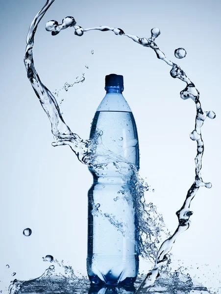 Water spatten rond een plastic fles — Stockfoto