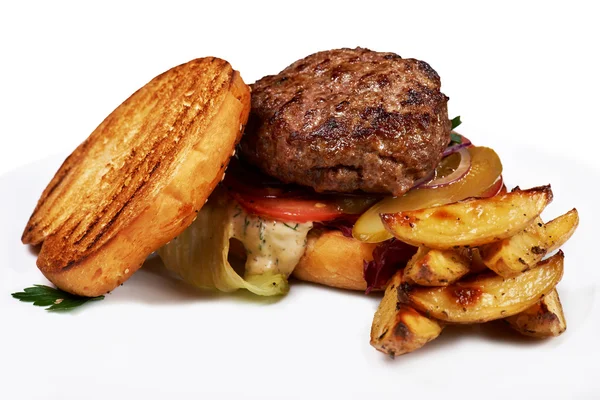 Burger és sült krumpli szósszal — Stock Fotó