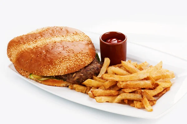 Burger og pommes frites – stockfoto