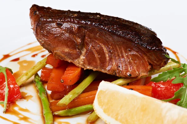 Peixe grelhado com feijão-correio — Fotografia de Stock