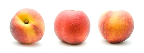 Drie rijpe rode perziken geïsoleerd op witte achtergrond; — Stockfoto