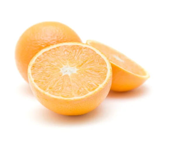 Cały orange i ornage przeciąć na pół; na białym tle; — Zdjęcie stockowe