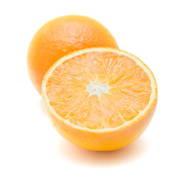 Orfèvrerie et orange entières coupées en deux ; isolées sur blanc ; — Photo