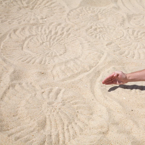암모 나이트 모래 디자인과 남성 손 만들기 — 스톡 사진