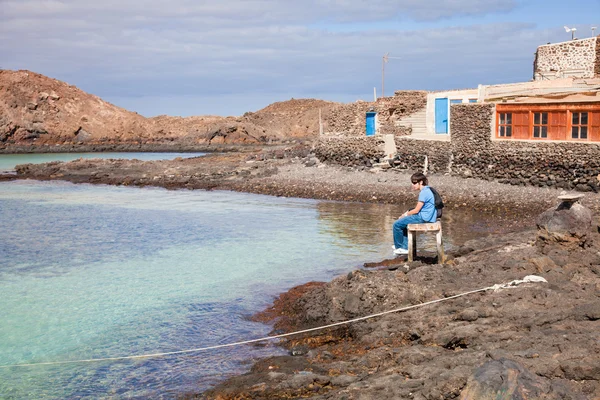 Twee broers zitten in de kleine haven van isla de lobos, Canarische — Stockfoto