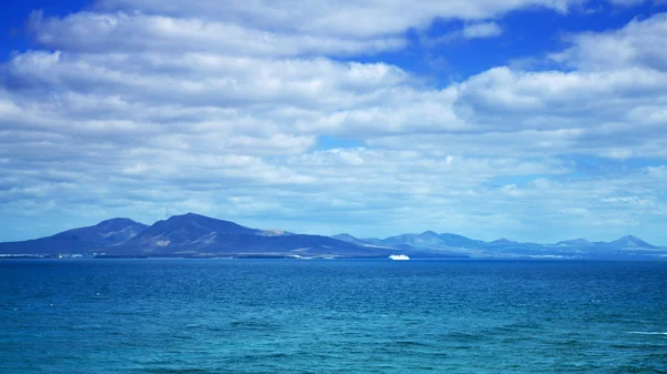 Kanárské ostrovy, moře trajekt na pozadí Lanzarote — Stock fotografie