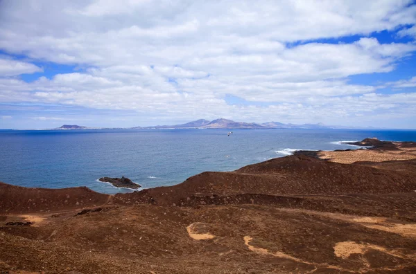 Καναρίνι νησιά, το μικρό νησάκι Isla de Lobos, θέα ανατολικά από το σχετικά — Φωτογραφία Αρχείου