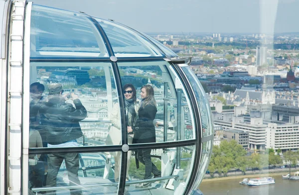 Turistas fotografiándose mutuamente en el ojo de Londres — Foto de Stock