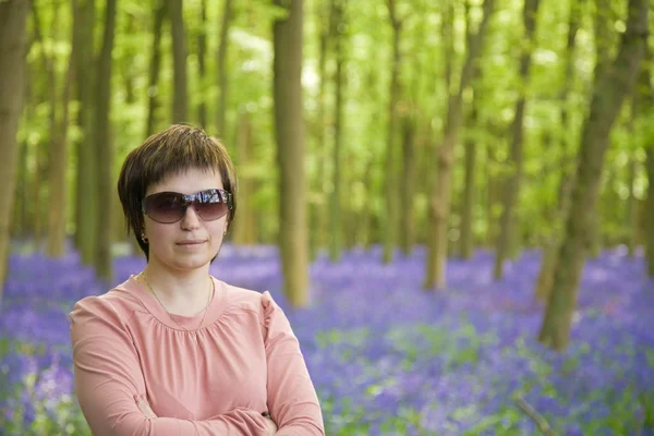 Mladá žena v lese bluebell — Stock fotografie