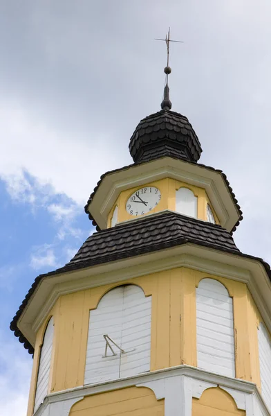 タイル張りの木製のタマネギのドームと fal フィンランドでは、古い木造の教会 — ストック写真