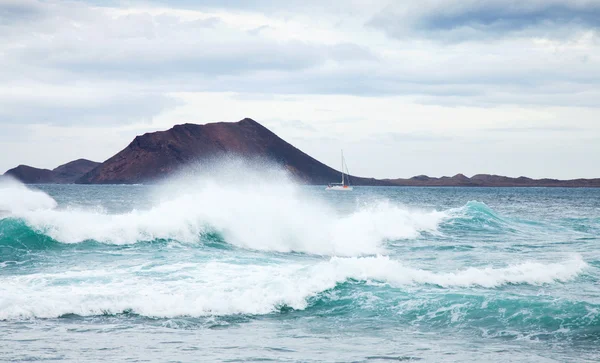 Deining van de zee door de noordelijke kust van fuerteventura — Stockfoto