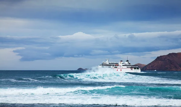 Corralejo, 27 April - "Armas" lijnen ferry van Corralejo aan gaat — Stockfoto