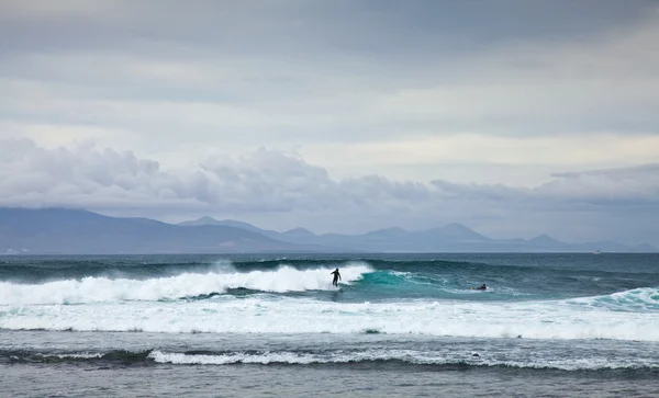 CORRALEJO, ESPANHA - 27 DE ABRIL: Surfistas estão usando a ondulação do mar — Fotografia de Stock