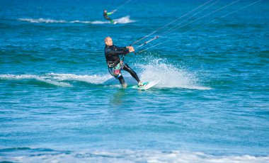 Corralejo, İspanya - 28 Nisan: kitesurfer mükemmel Rüzgar sahiptir ve