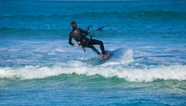 Corralejo, İspanya - 28 Nisan: kitesurfer mükemmel Rüzgar sahiptir ve