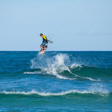 Corralejo, İspanya - 28 Nisan: kitesurfer mükemmel Rüzgar sahiptir ve