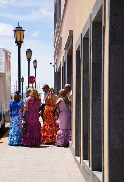 CORRALEJO, ESPAÑA - 28 DE ABRIL: Bailarinas sevillanas disfrutando de un descanso —  Fotos de Stock