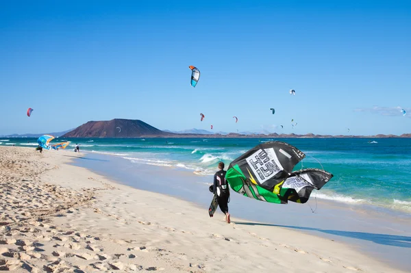 Corralejo, Spanje - 28 april: kitesurfers nemen tot water massaal — Stockfoto