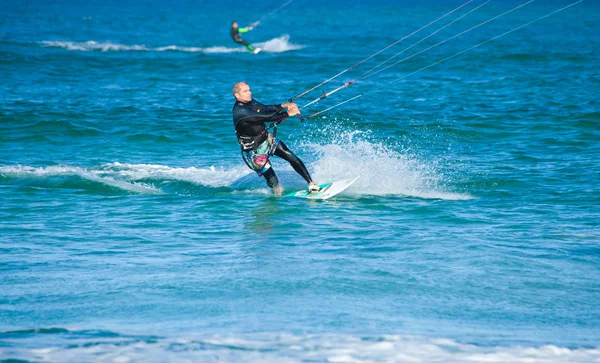 CORRALEJO, SPAIN - APRIL 28: Kitesurfer enjoys perfect wind and — Stock Photo, Image