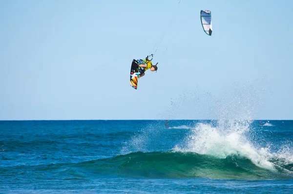 CORRALEJO, ESPAÑA - 28 DE ABRIL: Kitesurfer disfruta del viento y —  Fotos de Stock
