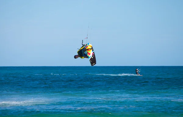 CORRALEJO, ESPANHA - 28 DE ABRIL: Kitesurfer goza de vento perfeito e — Fotografia de Stock
