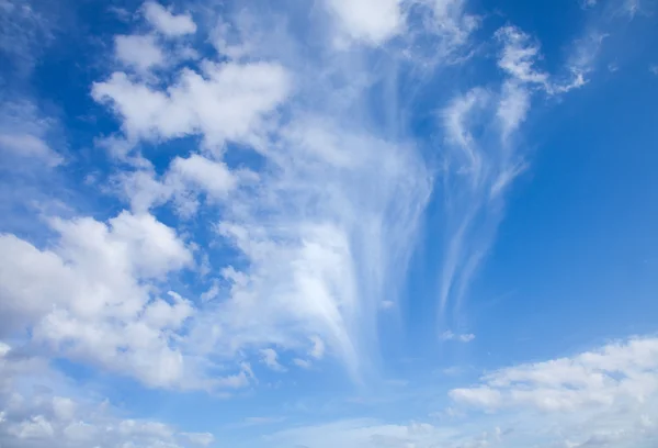 Céu com diferentes tipos de nuvens, horizontal — Fotografia de Stock