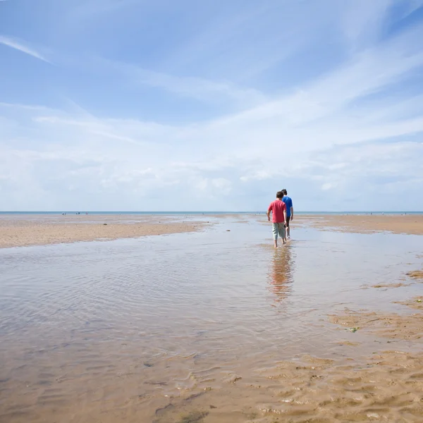 Two boys paddling in low tide, Norfold, UK — Stock Photo, Image
