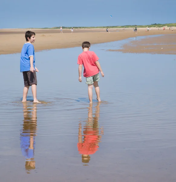 Два хлопчика, дитячий і говорити в відливу, Norfold, Велика Британія — стокове фото