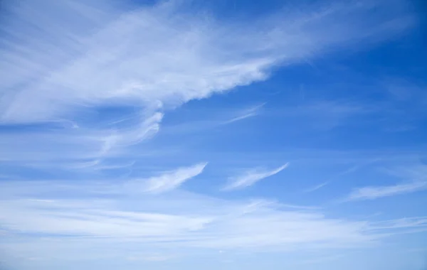 Fundo horizontal de belas nuvens cirrus , — Fotografia de Stock