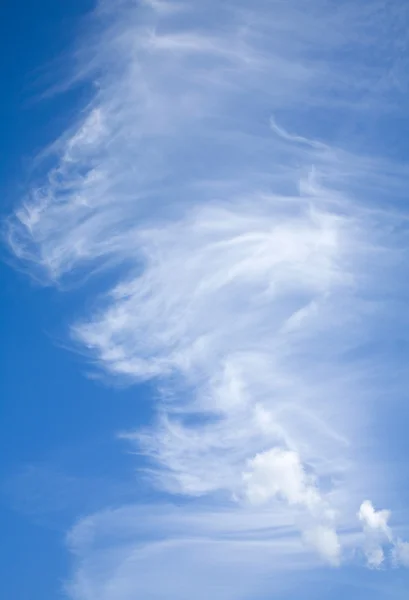 Fundo vertical de belas nuvens cirrus — Fotografia de Stock
