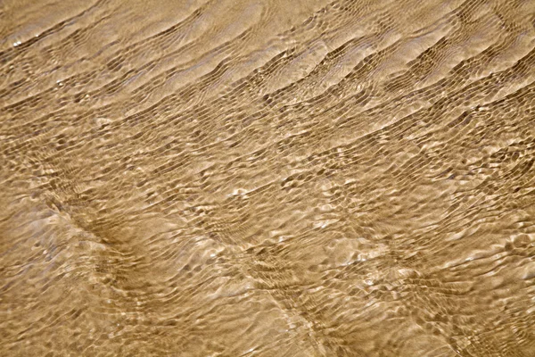 Ondiep water achtergrond, geel zand, — Stockfoto