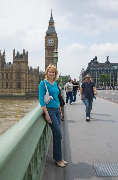 Turist på Westminster Brige, Big Ben klocktorn i bakgrunden, London, Storbritannien — Stockfoto