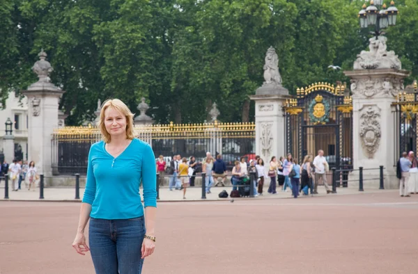 stock image Tourist in front of the ornate fence of Buckingham palace, London, UK