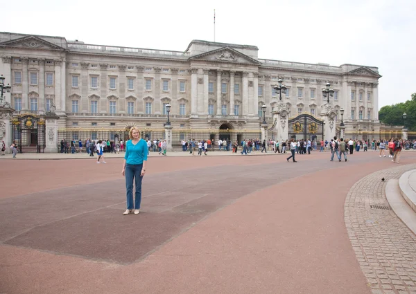 Tourist in front of the ornate fence of Buckingham palace, London, UK — Stock Photo, Image