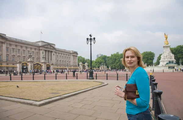 Tourist in front of the ornate fence of Buckingham palace, London, UK — Stock Photo, Image