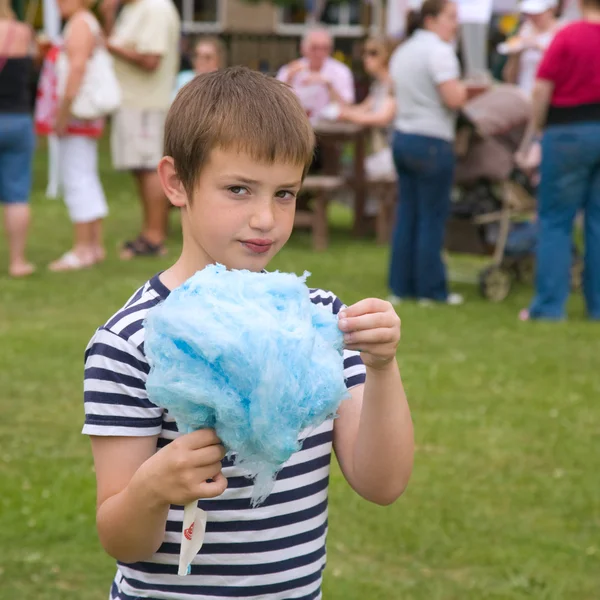 Lindo niño pequeño con enorme hilo de azúcar azul en un pueblo local pie —  Fotos de Stock