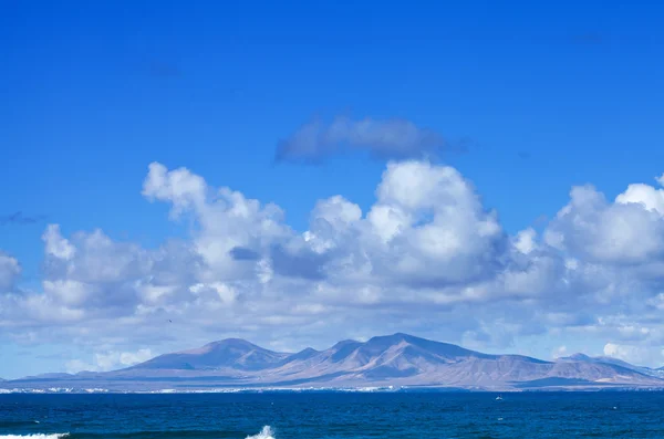 Jak widać z na północnym krańcu wyspy fuerteventura, Lanzarote playa — Zdjęcie stockowe