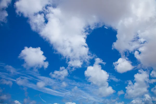 Himmel mit verschiedenen Arten von Wolken, horizontal — Stockfoto