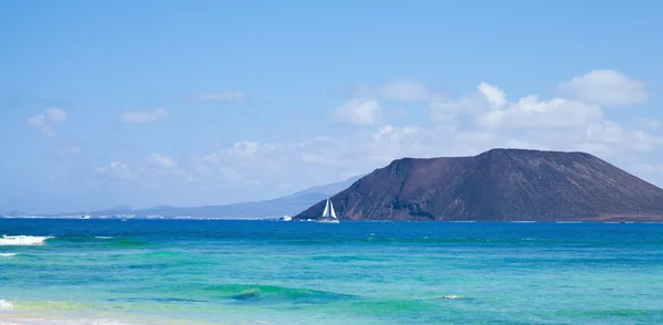 Północnej części wyspy fuerteventura, widok w kierunku isla de lobos, mały biały — Zdjęcie stockowe